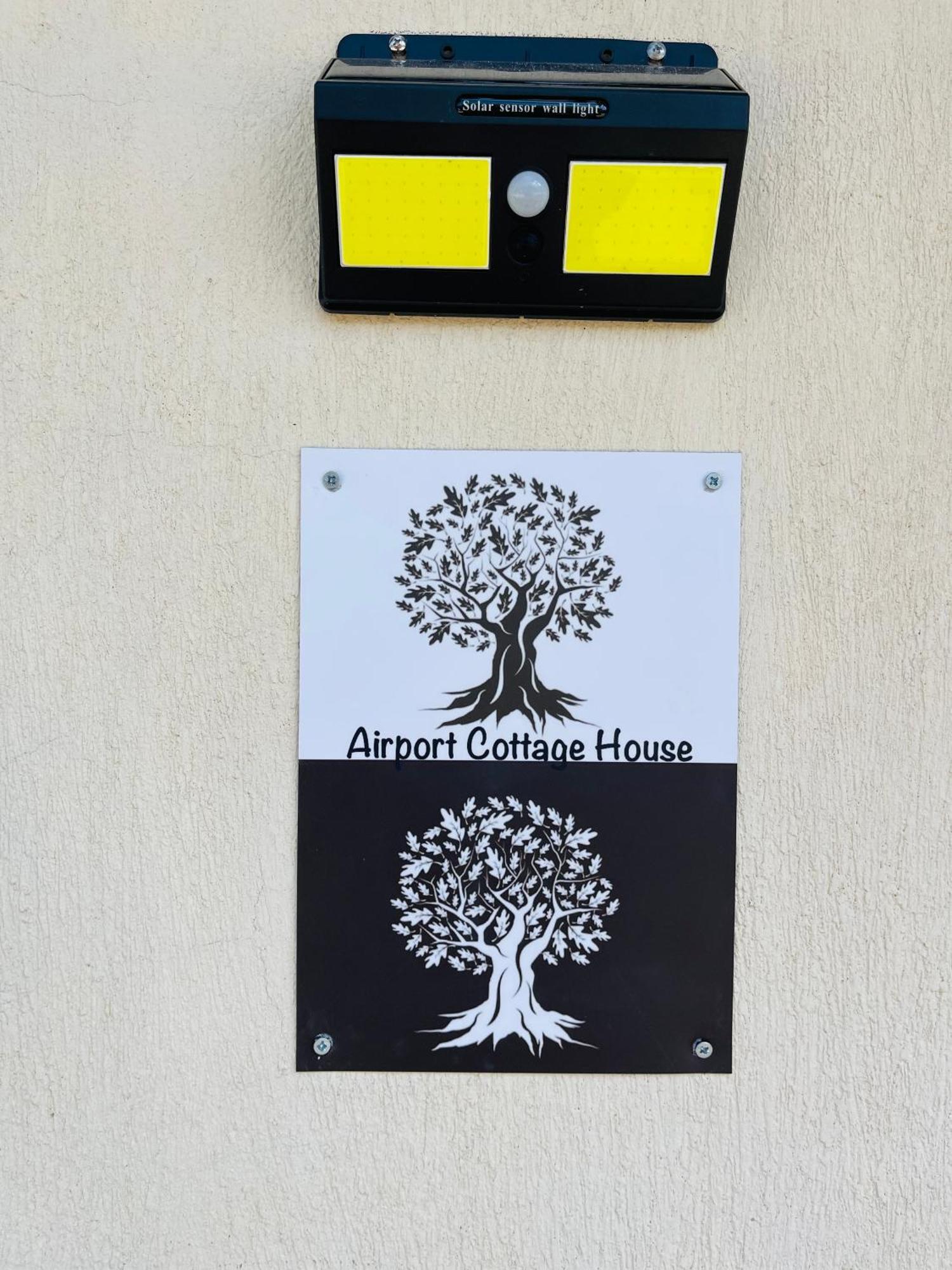 Airport Cottage House Луца Экстерьер фото